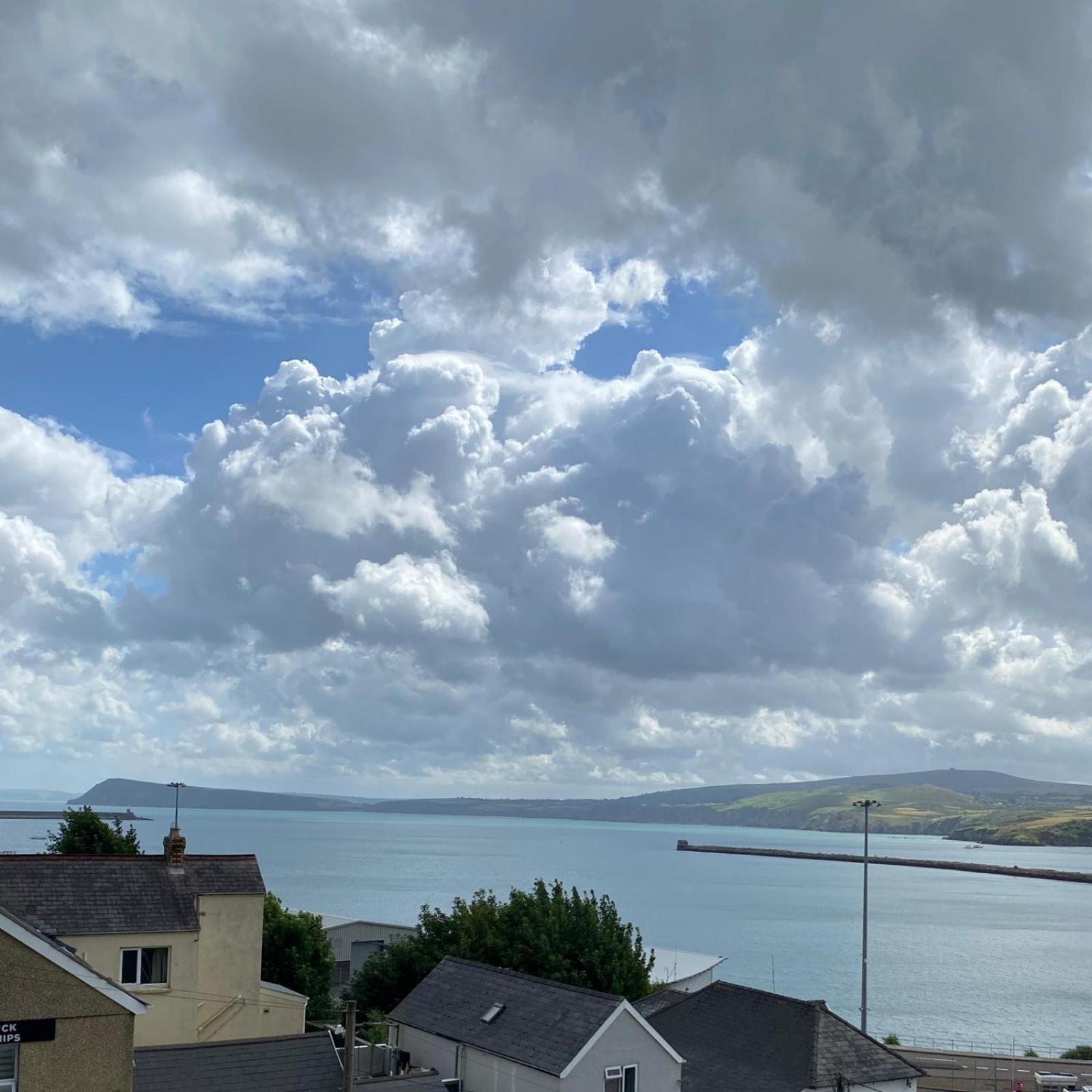 Rose And Crown Hotel & Hope And Anchor Bar Goodwick Exterior foto